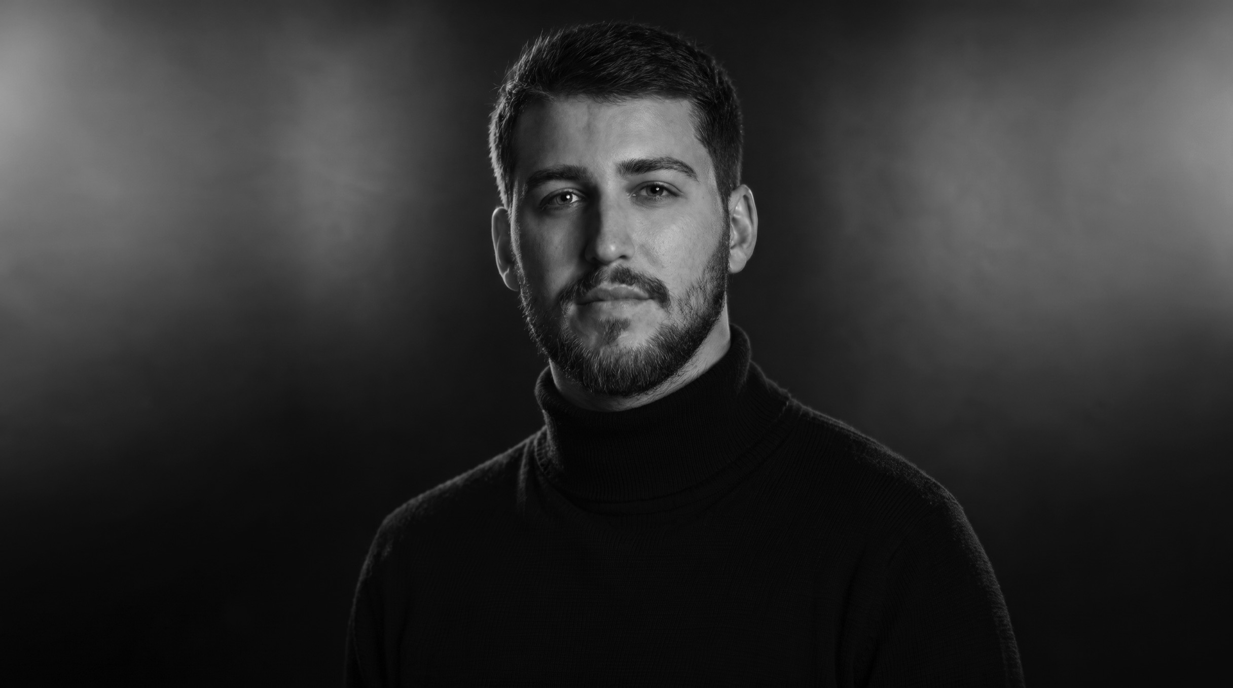 Ronaldo Côrtes de frente, retrato de estúdio em preto e branco
